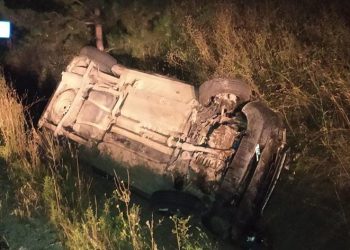 Tırın çarptığı otomobil kanala devrildi