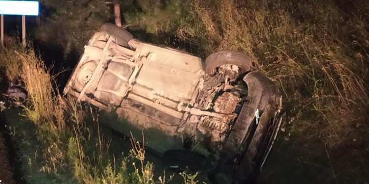 Tırın çarptığı otomobil kanala devrildi