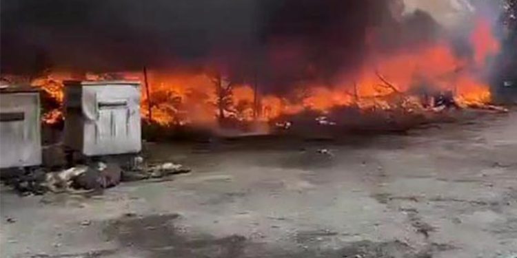 Serada çıkan yangın paniğe neden oldu