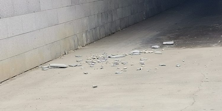 Açılalı 1 yıl oldu dökülmeye başladı