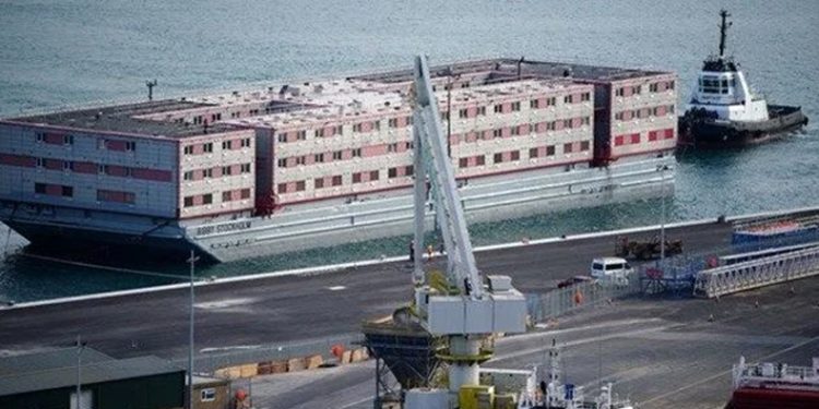 İngiltere’den yüzen hapishane açıklaması