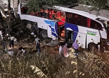 Yolcu otobüsü devrildi, ölü ve yaralılar var