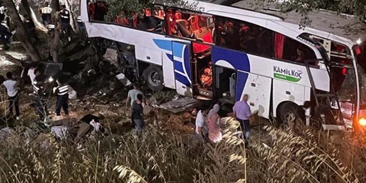 Yolcu otobüsü devrildi, ölü ve yaralılar var