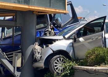 AVM girişinde iki araç reklam direğine çarptı