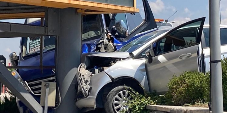 AVM girişinde iki araç reklam direğine çarptı