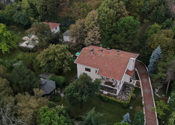 63 yıllık başkanlık villasını boşalttı