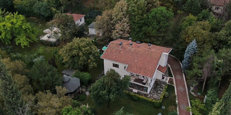 63 yıllık başkanlık villasını boşalttı