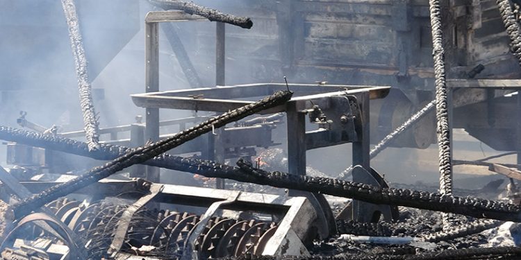 Yangın, tarım malzemelerini küle çevirdi