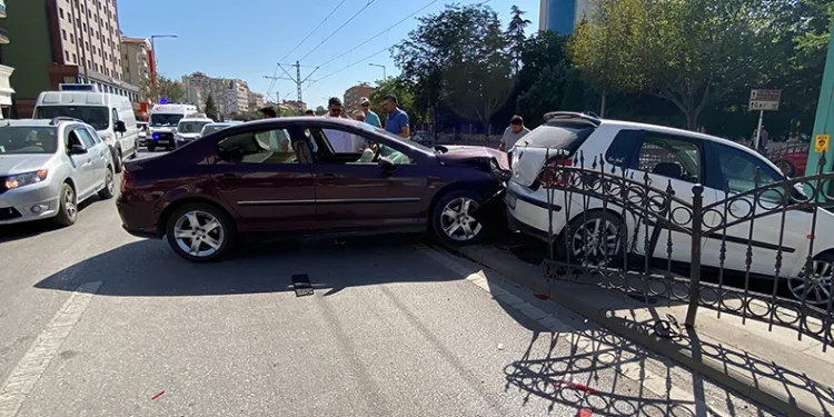 Kaza yapan otomobillerden biri tramvay yoluna düştü