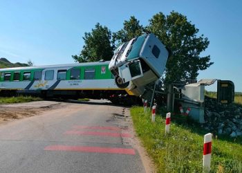 Polonya’da yolcu treni kamyonla çarpıştı