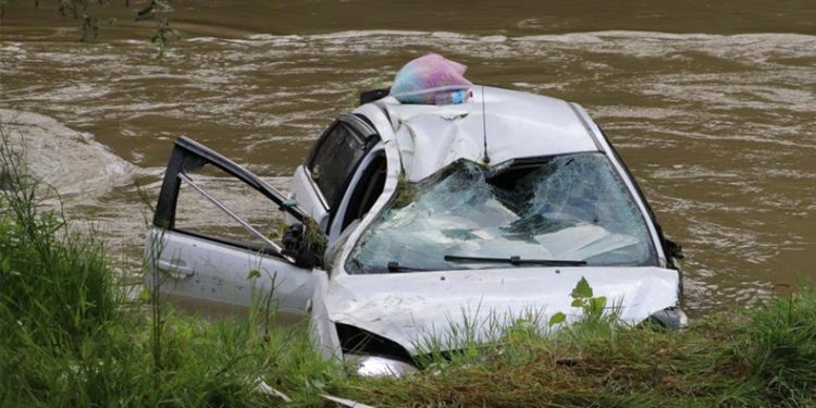 Kontrolden çıkan otomobil Yeşilırmak’a uçtu