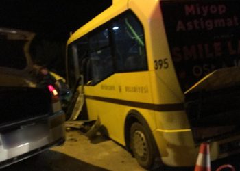 Bursa’da belediye otobüsüyle otomobil çarpıştı