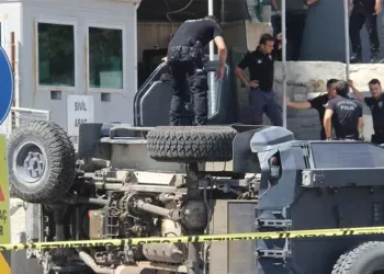 Şanlıurfa’da zırhlı polis aracı devrildi