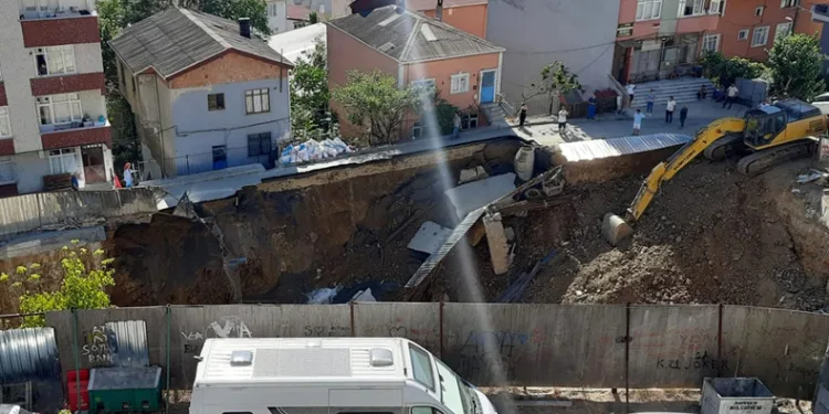 Sarıyer’de yol çöktü, sokak kaydı