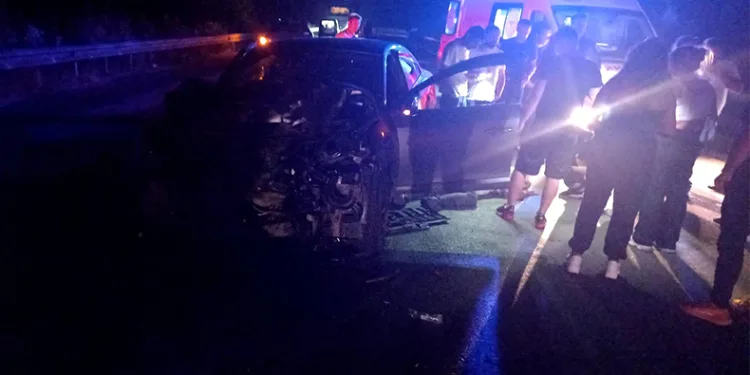 Otomobil ile hafif ticari araç çarpıştı