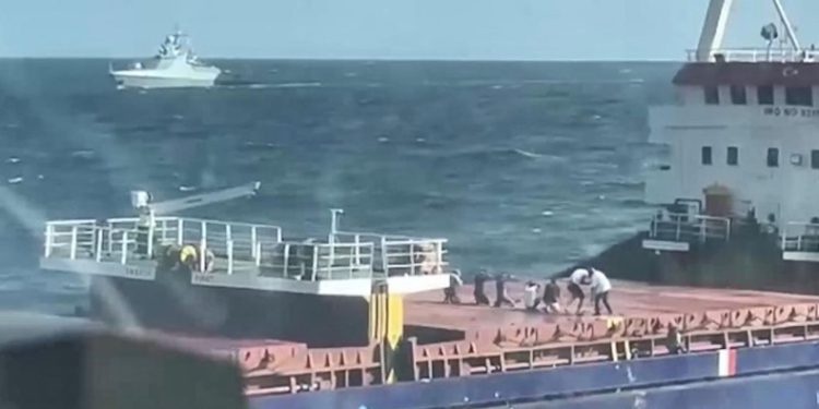 12 Türk gemisi mahsur kaldı