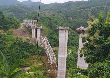 Hindistan’da demiryolu köprüsü çöktü