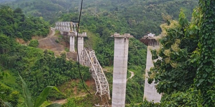 Hindistan’da demiryolu köprüsü çöktü