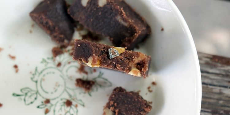 Aldığı helvanın içinden hızma çıktı