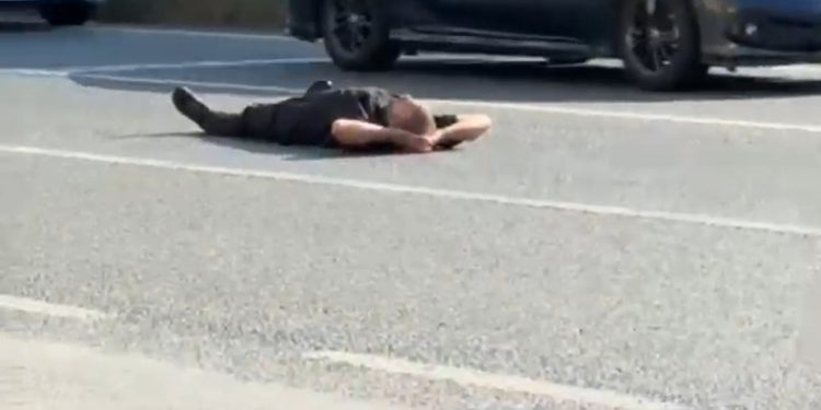 Yüzlerce aracın geçtiği karayoluna böyle uzandı