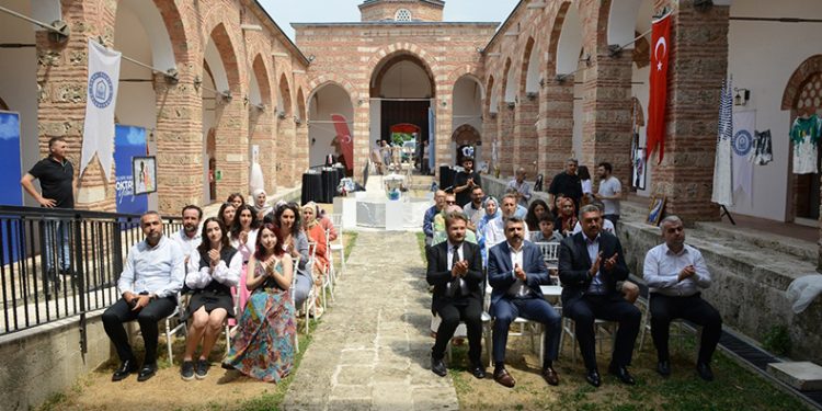 Atık kumaşlar kıyafete dönüştü