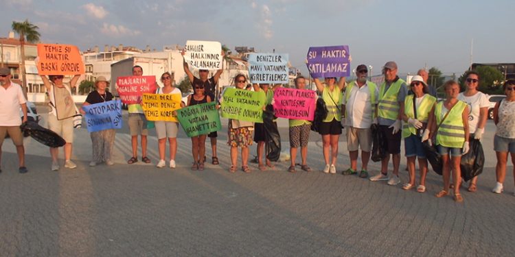 Balıkesir’de çevreciler plaj temizliği yaptı