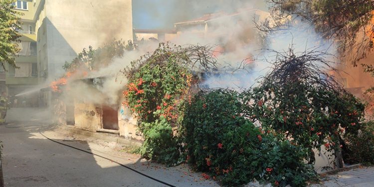 Bursa’da müstakil ev alevlere teslim oldu