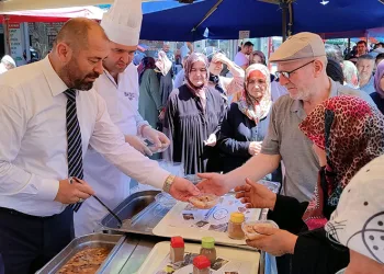 Başkan Aykurt vatandaşlara aşure dağıttı