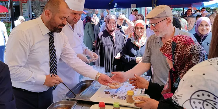 Başkan Aykurt vatandaşlara aşure dağıttı