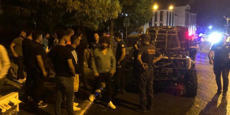 İki araç çarpıştı, biri alev topuna döndü