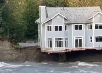 Nehir kıyısındaki ev yerle bir oldu