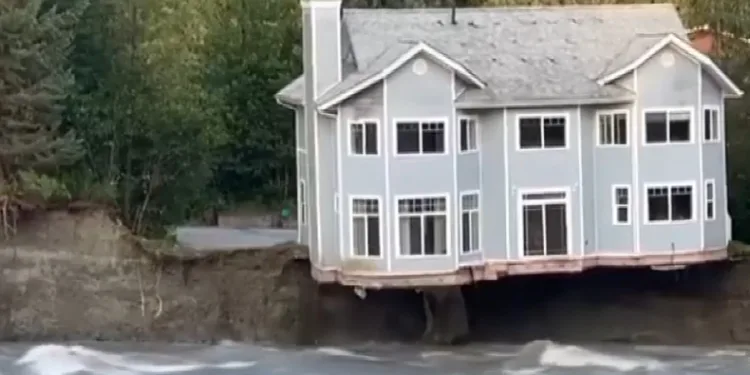 Nehir kıyısındaki ev yerle bir oldu