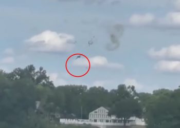 Düşen uçak apartmana çakıldı