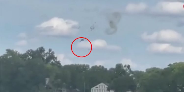 Düşen uçak apartmana çakıldı