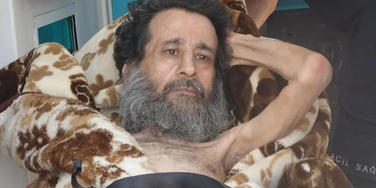 Babasını çöp evde ölüme terk edilmiş halde buldu