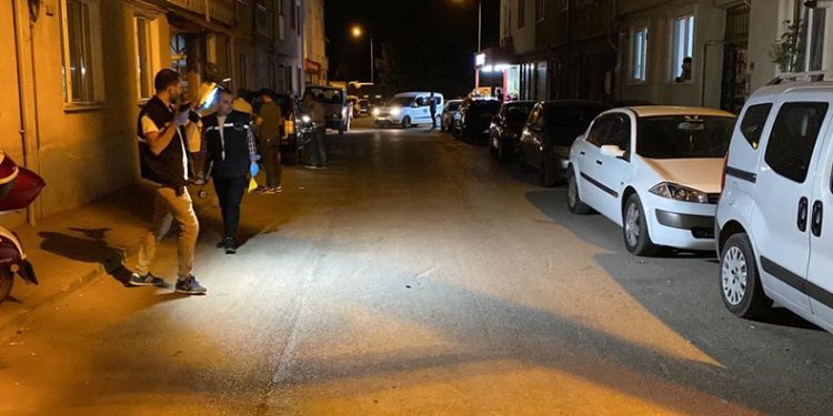 Silahla yaralandı, bakkala sığındı