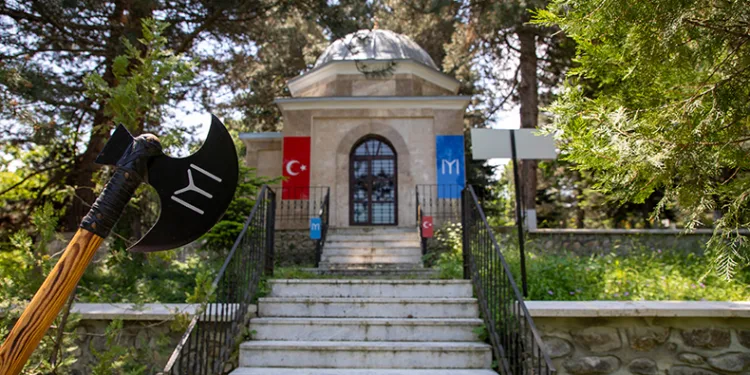 Turgut Alp türbe gezisi düzenliyor