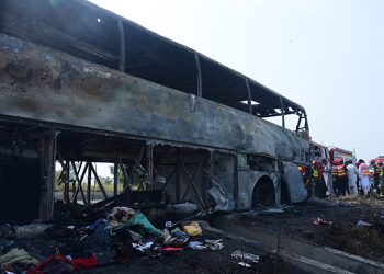 Pakistan’da kaza yapan otobüs yandı