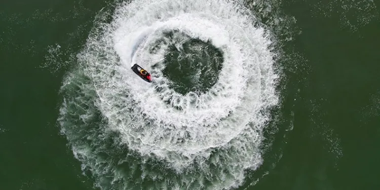 Mavi bayraklı plajda jet skili tatbikat