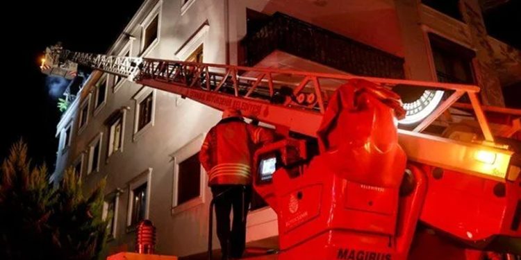 Kadıköy’de yangında can pazarı