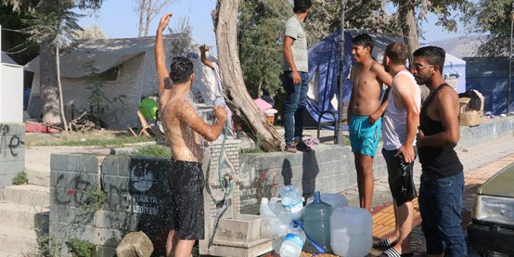 “Hava çok sıcak, oturduğumuz yerde terliyoruz”