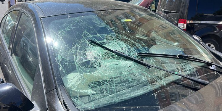 Gaz pedalı takılı kalan otomobil dehşet saçtı