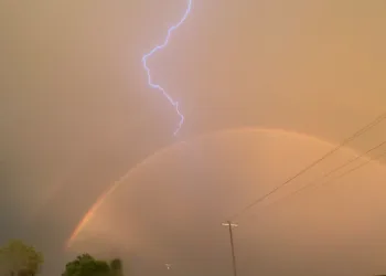 Gökkuşağına yıldırım çarptı