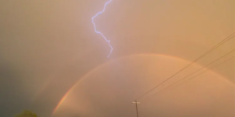 Gökkuşağına yıldırım çarptı