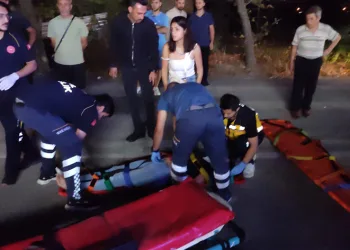 Otomobil ile motosiklet kafa kafaya çarpıştı