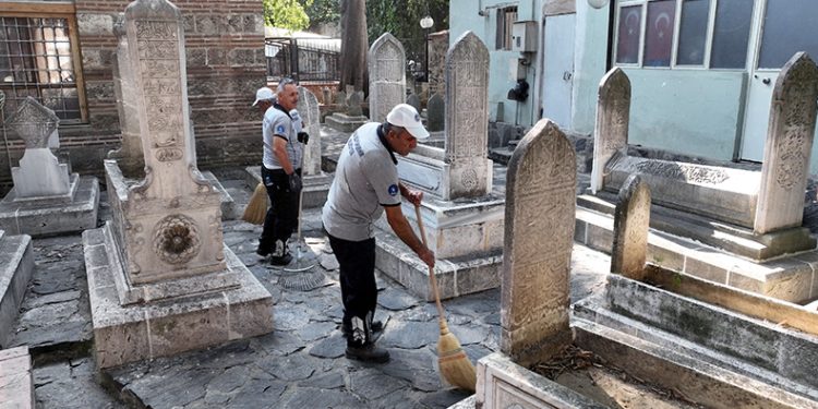 Bursa’da hazireler ecdada yakışır hale getiriliyor