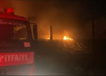 Metruk bina alev alev yandı