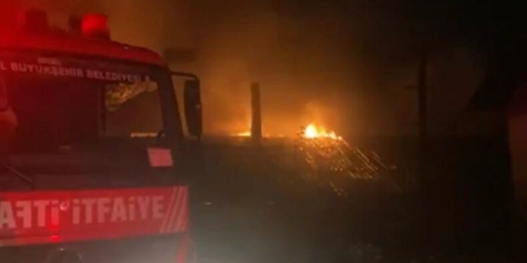 Metruk bina alev alev yandı