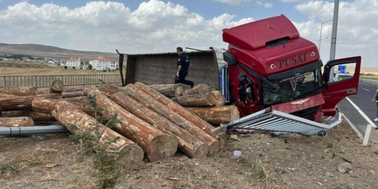 Tomruk yüklü tır devrildi: 1 yaralı