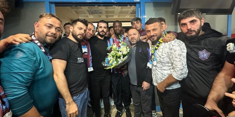 Trabzonspor taraftarı, yeni transfer Nicolas Pepe’yi coşkuyla karşıladı